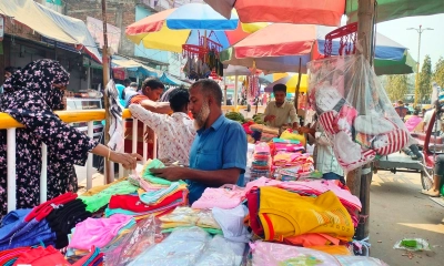 দুপচাঁচিয়ায় জমে উঠেছে ঈদের কেনাকাটা
