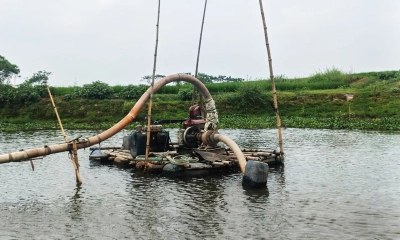 ম্যাজিস্ট্রেট দেখে ড্রেজার রেখে পালিয়ে গেলেন মাটি উত্তোলনকারীরা