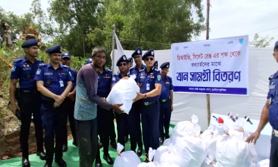 মৌলভীবাজারে বন্যার্তদের মাঝে পুলিশের খাদ্য বিতরণ