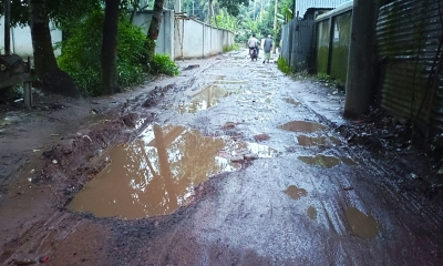 ১০০ মিটার রাস্তায় আটকে  যায় ২০ গ্রামের মানুষ