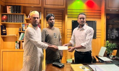 প্রতিমা বিসর্জন দিতে গিয়ে নৌকা ডুবে দুই শিশুর নিহতের পরিবারের হাতে চেক হস্তান্তর। ছবি- রূপালী বাংলাদেশ