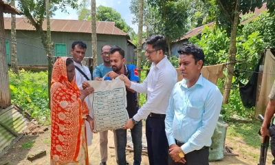 বৃদ্ধা ফজিলার পাশে ইউএনও 