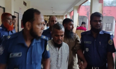 রায় ঘোষণার পর কবির তালুকদার ও সুজনকে জেল হাজতে নেওয়া হয়। ছবি- রূপালী বাংলাদেশ