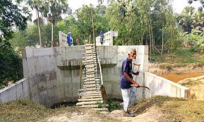 সেরার খালের ওপর নির্মিত কোটি টাকার সেতুটিতে স্থানীয়রা বাঁশ-কাঠের সাঁকো বানিয়ে ঝুঁকিপূর্ণভাবে যাতায়াত করছেন। ছবি- রূপালী বাংলাদেশ
