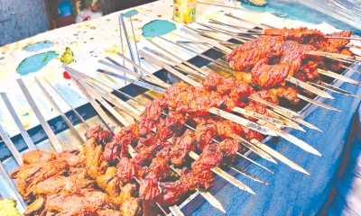 হাঁসের মাংসের স্বাদে মজে  হাজারো ভোজনরসিক