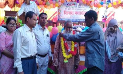 ৩৫ বছরের কর্মজীবন শেষে শিক্ষকের রাজকীয় বিদায়