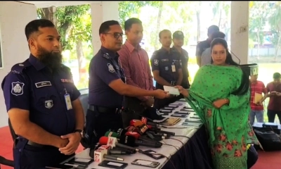 উদ্ধার হওয়া মোবাইল ও টাকা হস্তান্তর করল পুলিশ