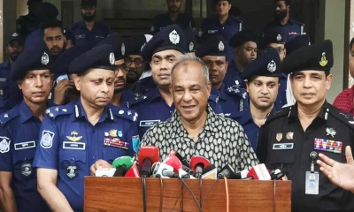 নারায়ণগঞ্জ জেলা পুলিশ লাইনস পরিদর্শন শেষে সাংবাদিকদের সঙ্গে কথা বলছেন স্বরাষ্ট্র উপদেষ্টা। ছবি- সংগৃহীত