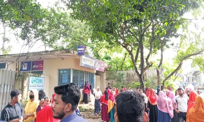 বকেয়া বেতনের দাবিতে আবারও বিক্ষোভ করেছেন গার্ডেনিয়া ওয়্যার লিমিটেডের শ্রমিকেরা।   ছবি- রূপালী বাংলাদেশ