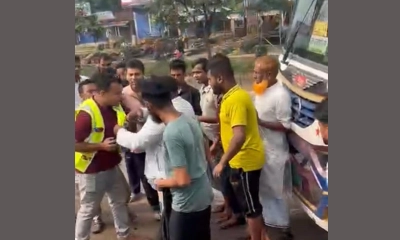 মাওনা হাইওয়ে থানার কনস্টেবল আব্দুর রউফ হেনস্তার শিকার হয়েছেন।      ছবি- রূপালী বাংলাদেশ