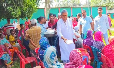 দৃষ্টিপ্রতিবন্ধী ও শারীরিক প্রতিবন্ধীদের মাঝে সহায়তা সামগ্রী ও খাবার বিতরণ করেন ডা. রফিকুল ইসলাম বাচ্চু ।   ছবি- রূপালী বাংলাদেশ