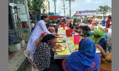 শ্রীপুরে দরিদ্র ও পথচারীদের জন্য খাবারের আয়োজন করেছে ছাত্রদল।         ছবি- রূপালী বাংলাদেশ
