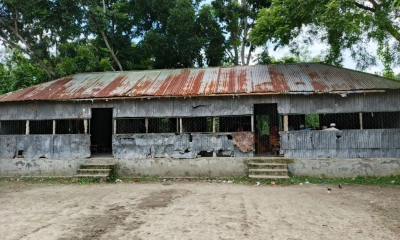 ভাঙা টিনের ঘরে পাঠদান