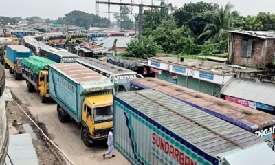 তীব্র স্রোতে বিপর্যস্ত দৌলতদিয়া-পাটুরিয়া নৌরুট  - আটকা তিন শতাধিক ট্রাক