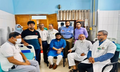 সাংবাদিক কাদের গনি চৌধুরীকে দেখতে হাসপাতালে পেশাজীবী নেতৃবৃন্দ 