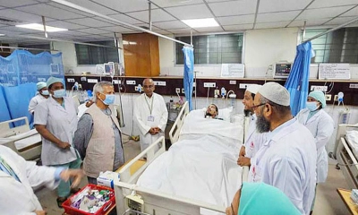 জাতীয় বার্ন ও প্লাস্টিক সার্জারি ইনস্টিটিউট পরিদর্শনকালে প্রধান উপধেষ্টা। ছবি- সংগৃহীত