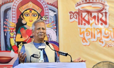 ঢাকেশ্বরী মন্দির পরিদর্শনে প্রধান উপদেষ্টা