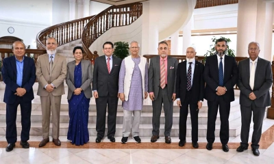 প্রধান উপদেষ্টা অধ্যাপক ড. মুহাম্মদ ইউনূসের সঙ্গে নির্বাচন কমিশনের প্রতিনিধিরা। ছবি- সংগৃহীত