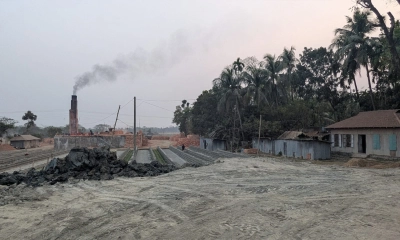 বিষাক্ত ধোঁয়ার নিচে বন্দি জীবন