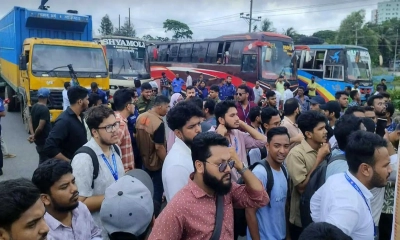 ঢাকা-চট্টগ্রাম মহাসড়কে শিক্ষার্থীদের অবস্থান।      ছবি- সংগৃহীত
