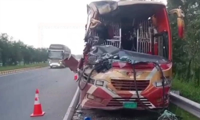 কাভার্ডভ্যানের সংঘর্ষে ক্ষতিগ্রস্ত লাবিবা পরিবহন। ছবি- সংগৃহীত