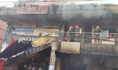 রাজধানীর বিজয় সরণি মোড়ে আগুন, কাজ করছে ফায়ার সার্ভিসের ১০ ইউনিট