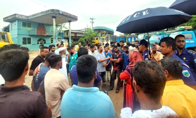 চুরির ঘটনাকে কেদ্র করে আক্কেলপুরে একটি ফিলিং স্টেশনে স্থানীয়রা। ছবি- রূপালী বাংলাদেশ