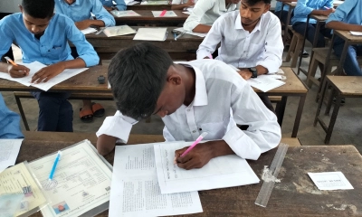 ডান হাত নেই, তবু দমেনি নাহিদ; বাম হাতেই এসএসসি যুদ্ধ