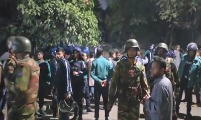 ঢাকা আলিয়া মাদরাসায় দফায় দফায় সংঘর্ষ, পরিস্থিতি নিয়ন্ত্রণে সেনা মোতায়েন
