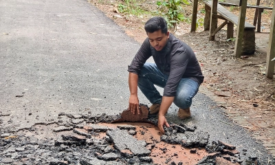 আগৈলঝাড়ায় হাতের স্পর্শেই উঠে যাচ্ছে রাস্তার কার্পেটিং
