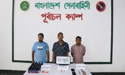 রূপগঞ্জে সেনা অভিযানে অস্ত্র-মাদকসহ গ্রেপ্তার ৩