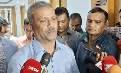 সাংবাদিকদের সঙ্গে কথা বলেন আইন উপদেষ্টা ড. আসিফ নজরুল। ছবি- সংগৃহীত