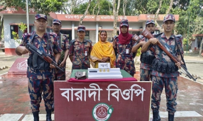 ভারতে পাচারকালে স্বর্ণের বারসহ নারী কারবারি আটক