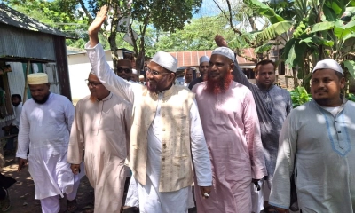 নির্বাচনি প্রচারণায় মো. আতাউর রহমান সরকার। ছবি- রূপালী বাংলাদেশ