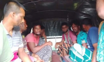 আটককৃতদের গাড়িতে করে থানায় নেওয়া হয়। ছবি- রূপালী বাংলাদেশ