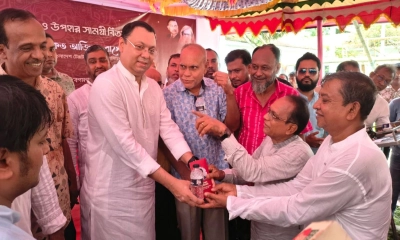 বিশুদ্ধ পানি তুলে দেন বিএনপি নেতা শওকত আজিজ রাসেল। ছবি- রূপালী বাংলাদেশ