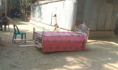 জমি ভাগাভাগি শেষে বাবার মরদেহ দাফন
