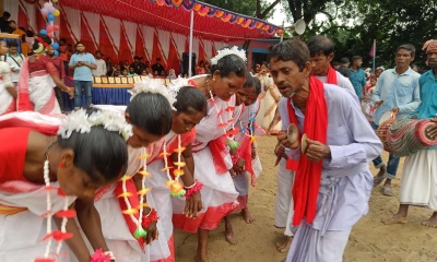 নওগাঁর বদলগাছীতে ঐতিহ্যবাহী কারাম উৎসবে নাচ-গানে মেতে ক্ষুদ্র নৃগোষ্ঠীর নারী-পুরুষ। ছবি- রূপালী বাংলাদেশ