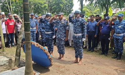 বিমান দুর্ঘটনায় নিহত ফাতেমার কবরে বিমান বাহিনীর শ্রদ্ধা