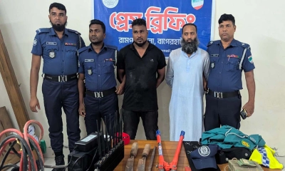 রামপালে পুলিশের পোশাক পড়ে ডাকাতি করে পালিয়ে যাওয়ার সময় আটক ২। ছবি- রূপালী বাংলাদেশ