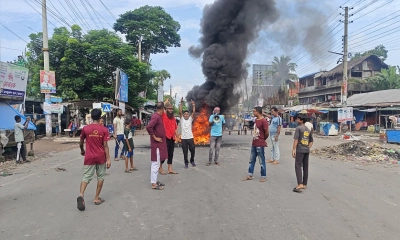 টানা ৪৮ ঘণ্টার হরতালের আজ দ্বিতীয় দিনে টায়ার পুড়িয়ে বিক্ষোভ করে।    ছবি- রূপালী বাংলাদেশ