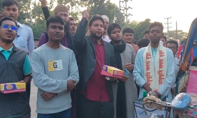 হাসিনার ফাঁসির রায়ে বাগেরহাটে মিষ্টি বিতরণ 