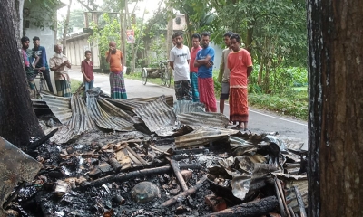 অগ্নিকাণ্ডে দোকান পুড়ে প্রায় ৩০ থেকে ৩৫ লাখ টাকার ক্ষতি হয়েছে।   ছবি - সংগৃহীত
