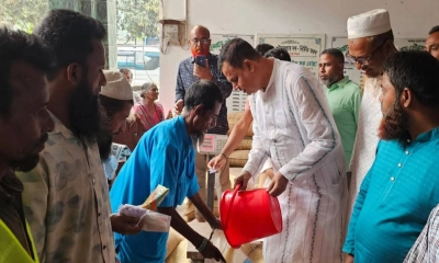 নন্দীগ্রামে প্রাণিসম্পদ সহায়তা ও ভিজিএফ চাল বিতরণ