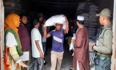 নির্বাহি ম্যাজিষ্ট্রেট মাহমুদা সুলতানার উপস্থিতিতে নিলামে সার বিক্রি করে দেয়া হয়েছে।   ছবি- রূপালী বাংলাদেশ