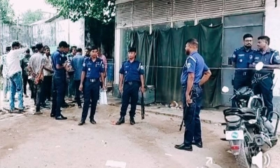 পুলিশ গিয়ে লাশ উদ্ধার করে ।  ছবি- রূপালী বাংলাদেশ