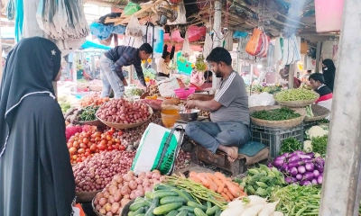 বগুড়ায় সবজির বাজারে আগুন, দিশাহারা নিম্ন আয়ের মানুষ