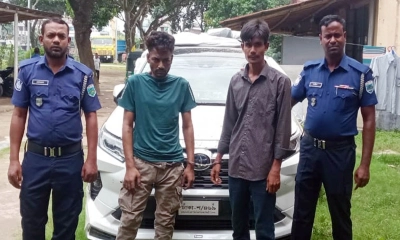 ২০ পিস ইয়াবাসহ দুই যুবককে গ্রেপ্তার ও একটি প্রাইভেটকার জব্দ করেন পুলিশ।  ছবি- রূপালী বাংলাদেশ