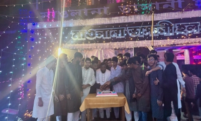 আলোকসজ্জা কমিয়ে ব্যতিক্রমী ‘হল ফিস্ট’, কর্মচারীদের সঙ্গে ডিনারে বাকৃবি শিক্ষার্থীরা