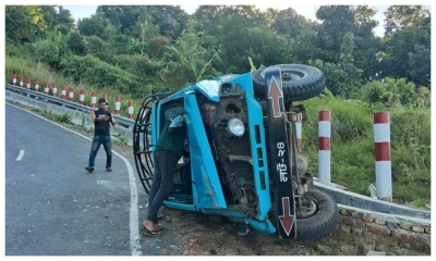 রুমায় চাঁদের গাড়ি উল্টে ১১ পর্যটক আহত